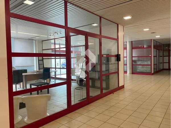 Local commercial / bureau à louer de suite 5