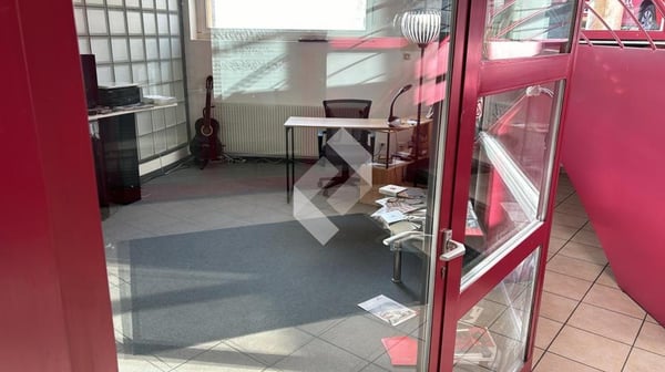 Local commercial / bureau à louer de suite 11