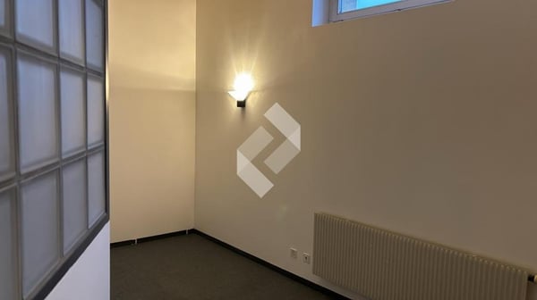 Local commercial / bureau à louer de suite 3