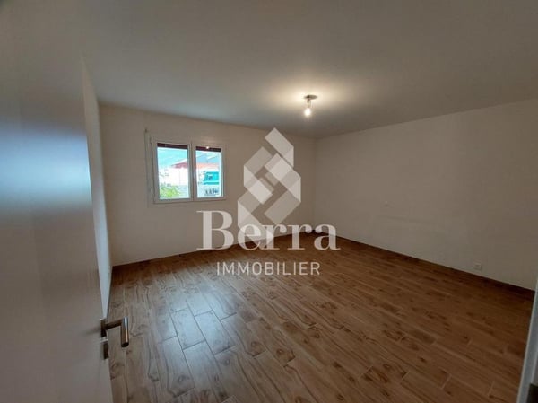 Saxon ! Halle industrielle + espace de stockage + surface commerciale + appartement de fonction! 10