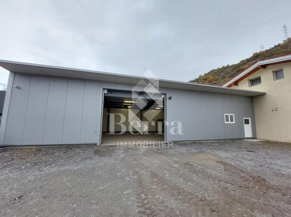 Saxon ! Halle industrielle + espace de stockage + surface commerciale + appartement de fonction! 3