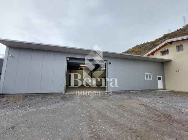 Saxon ! Halle industrielle + espace de stockage + surface commerciale + appartement de fonction! 3