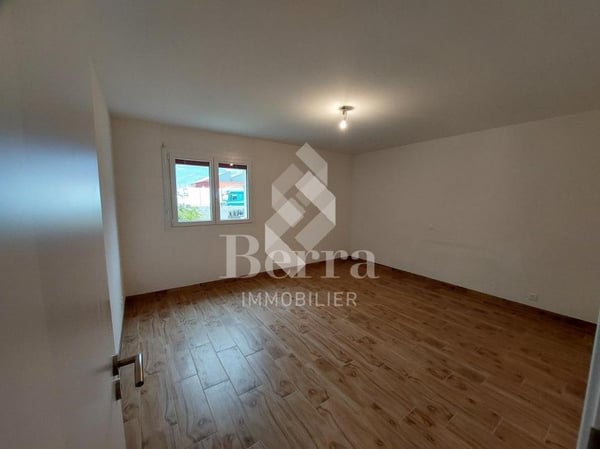 Saxon ! Halle industrielle + espace de stockage + surface commerciale + appartement de fonction! 10