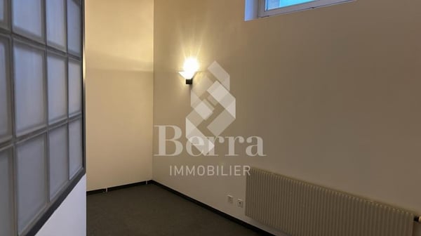 Local commercial / bureau à louer de suite 3