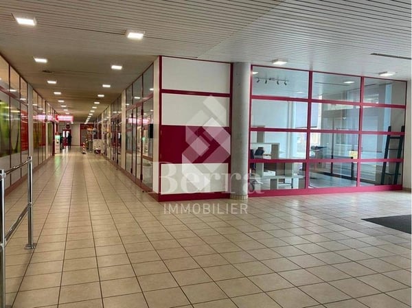 Local commercial / bureau à louer de suite 8