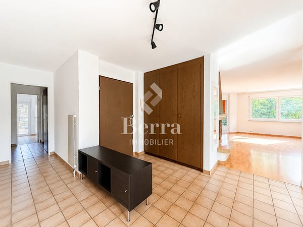 Spacieux 4.5 pièces avec cheminée, balcon et place de parc en sous-sol 3