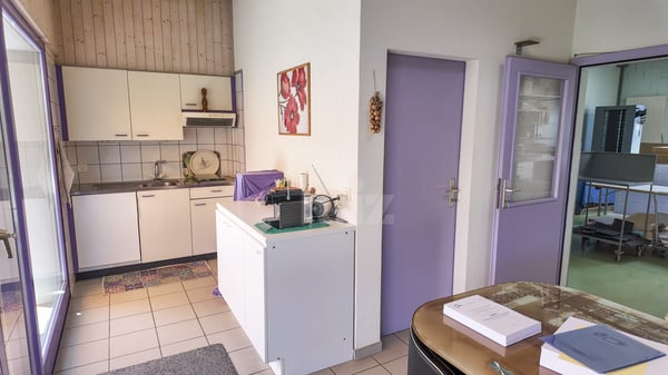 Habitation et atelier professionnel en zone industrielle 7
