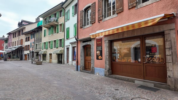 Pour investisseurs! 3 appartements et 1 local commercial 12