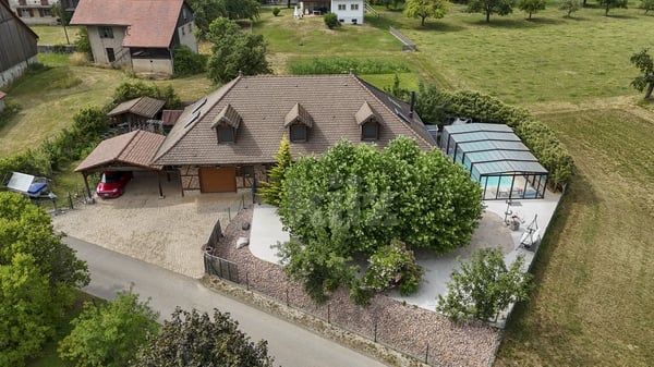 Splendide maison à la campagne avec jardin et piscine 1