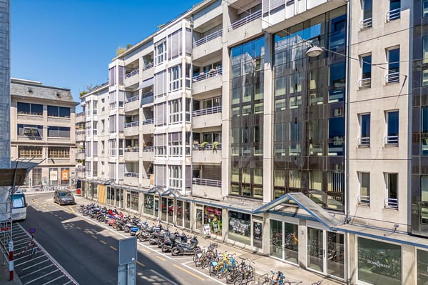 Bel appartement rénové avec balcon au centre de Genève 12