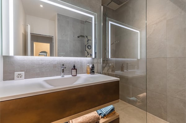 Bel appartement rénové avec balcon au centre de Genève 10