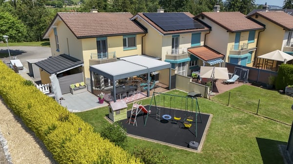 Ravissante maison mitoyenne avec accès à une piscine privée 1
