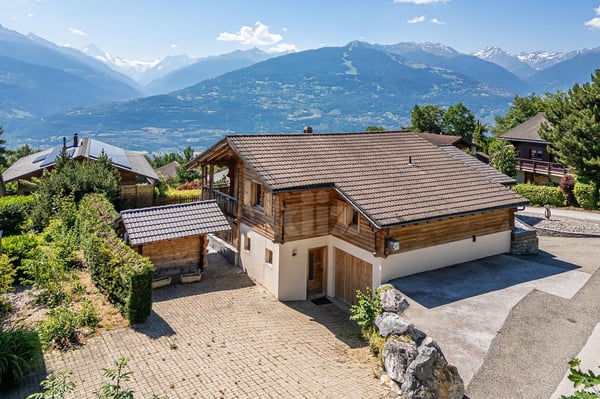 Superbe chalet avec terrasse et vue dégagée 12