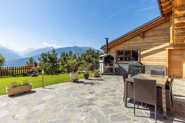 Superbe chalet avec terrasse et vue dégagée 3