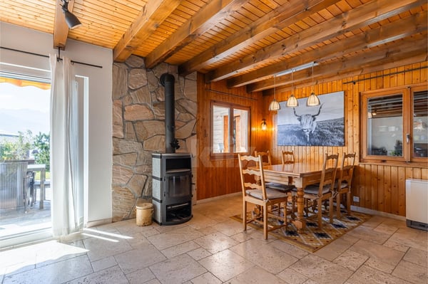 Superbe chalet avec terrasse et vue dégagée 2