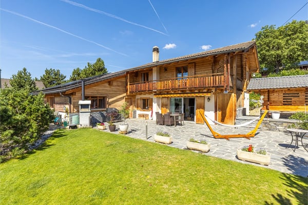 Superbe chalet avec terrasse et vue dégagée 1