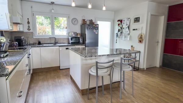 Charmante villa avec terrasses, jardin et vue dégagée 4