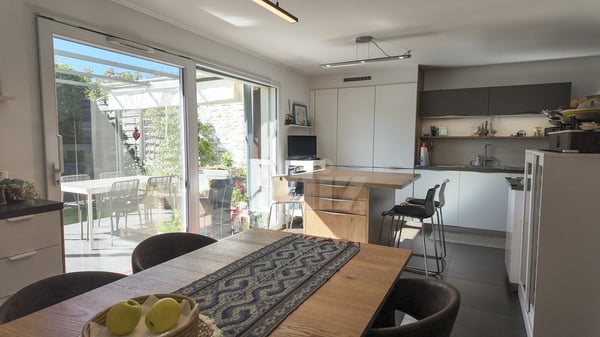 Superbe maison mitoyenne en demi-niveaux avec jardin