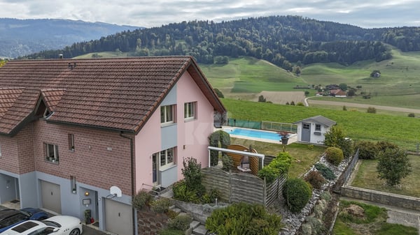 Charmante maison mitoyenne avec piscine 12