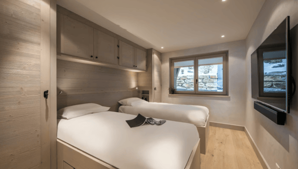 New build garden apartment moments from Medran 10