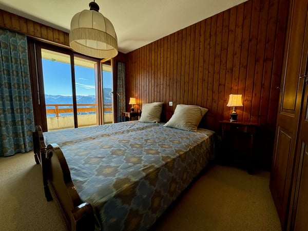 A bright 3 bedroom apartment, with panoramic views over the valley 8