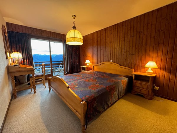 A bright 3 bedroom apartment, with panoramic views over the valley 9