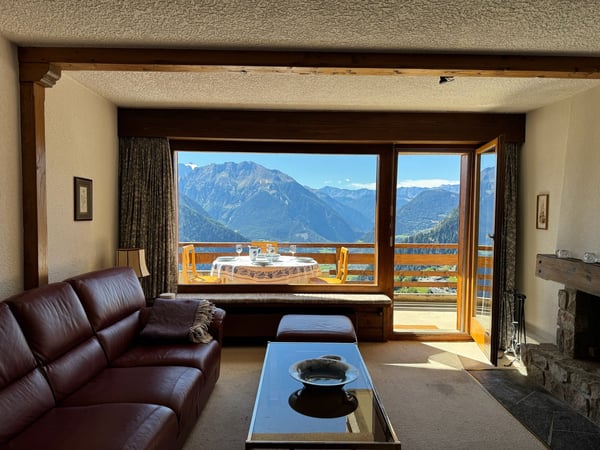 A bright 3 bedroom apartment, with panoramic views over the valley 6