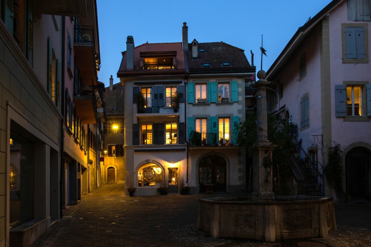 LUTRY : Immeuble de caractère en plein coeur du Bourg.
