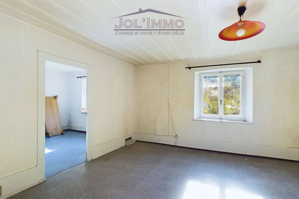 Maison à rénover avec grand terrain 9