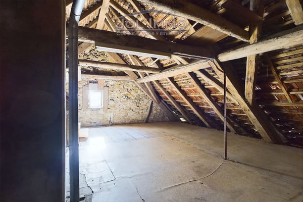 Maison à rénover avec grand terrain 11