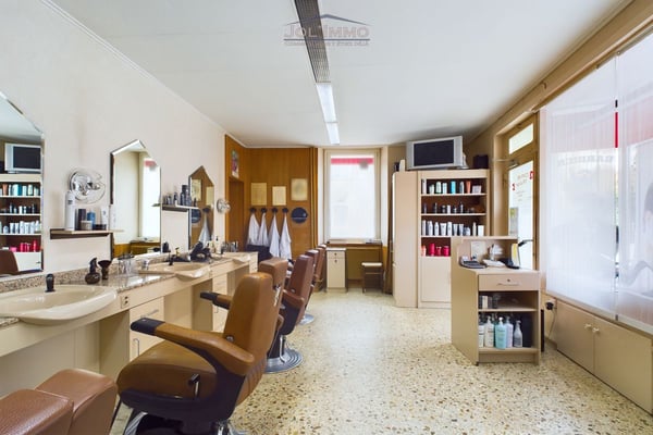 Magnifique et grand immeuble avec un local commercial 3