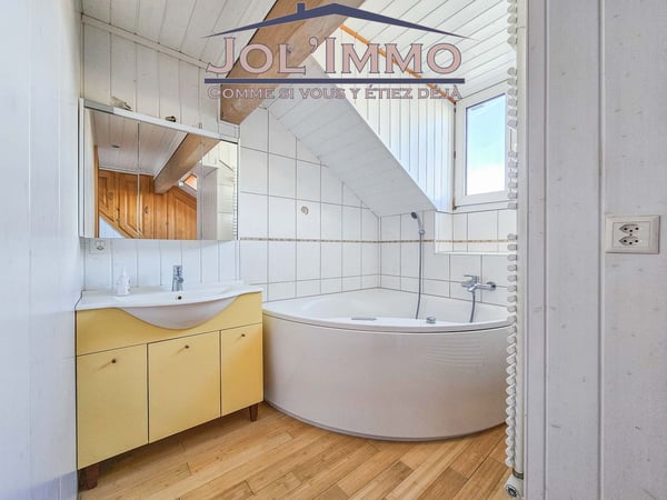 Immeuble de 3 appartements idéalement située proche de la gare avec une annexe atelier et garage 3