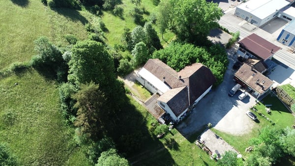 Propriété de caractère avec 3 appartements et terrain à bâtir à Perrefitte 2