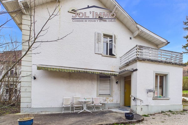 Propriété de caractère avec 3 appartements et terrain à bâtir à Perrefitte 7