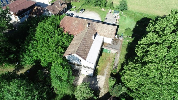 Propriété de caractère avec 3 appartements et terrain à bâtir à Perrefitte 1