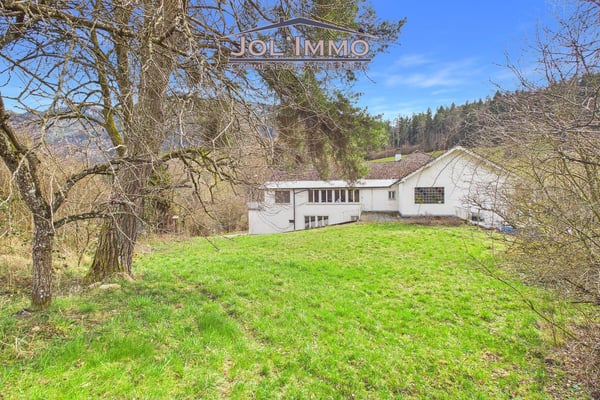 Propriété de caractère avec 3 appartements et terrain à bâtir à Perrefitte 3