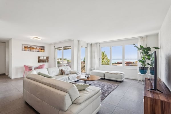 Appartement de 4.5 pièces avec balcon et vue sur le lac de Neuchâtel 2