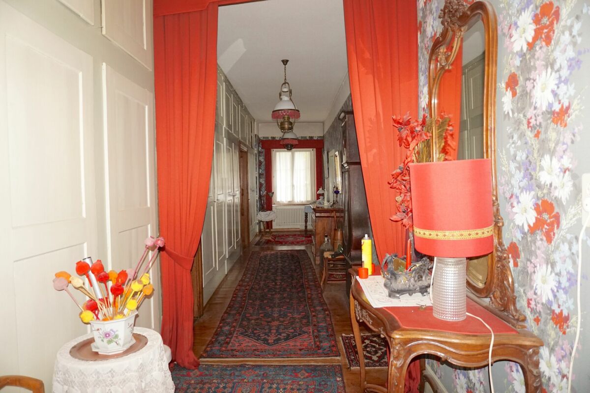 ARI-248 Pour investisseurs - Immeuble d'habitation, ancien restaurant à transformer en immeuble de rendement - Idéalement situé en zone centrale à Delémont