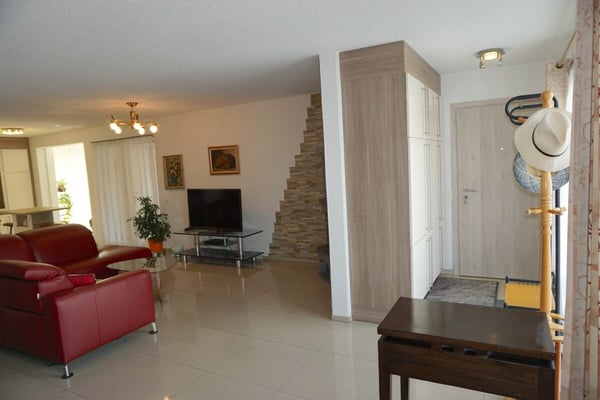 ARI-262 - Magnifique rez-de-jardin de 5,5 pièces dans une maison de standing à 2 logements 3