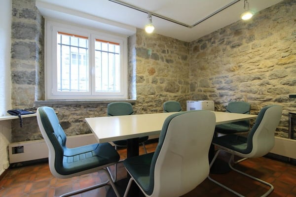 Surface administrative avec cachet à 1 minutes du centre-ville 12