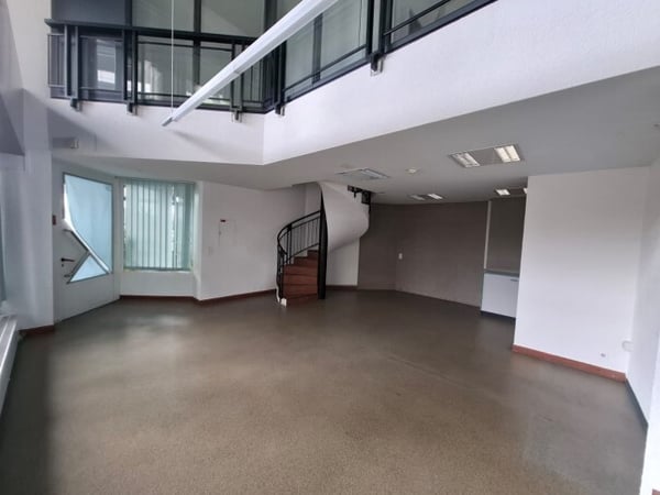 Surface bureau proche de la gare 4