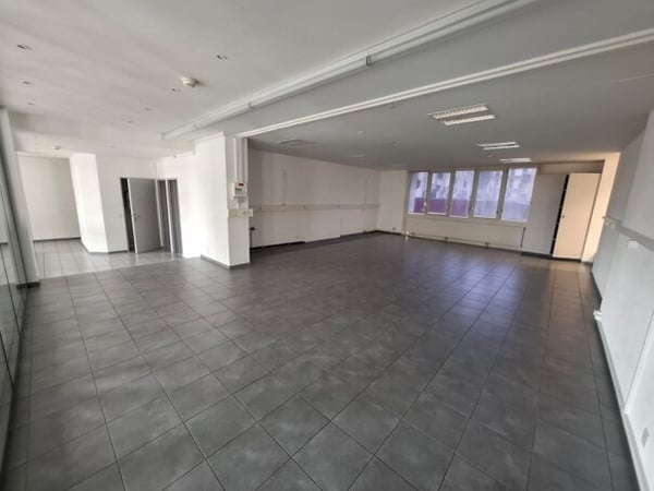 Surface bureau proche de la gare 9