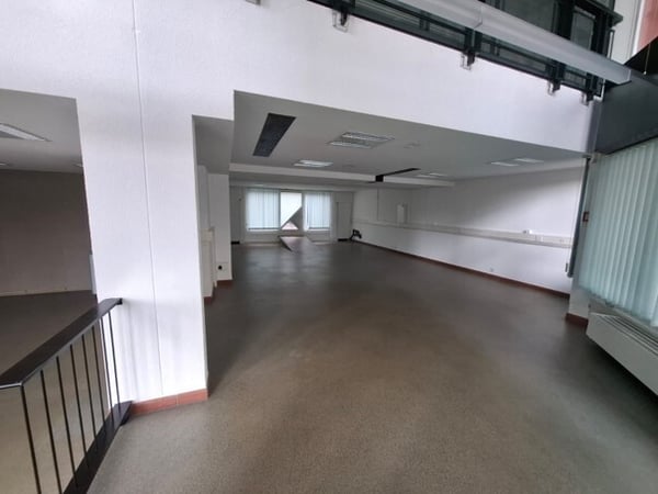 Surface bureau proche de la gare 5