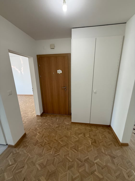 Appartement entièrement rénové de 2 pièces sis au 2ème étage 3