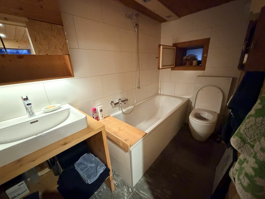 Immobilie in Uors - Idyllisches Einfamilienhaus mit zwei Ställen im Val Lumnezia (Surin) - Bild 3