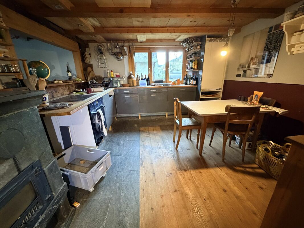 Immobilie in Uors - Idyllisches Einfamilienhaus mit zwei Ställen im Val Lumnezia (Surin) - Bild 1
