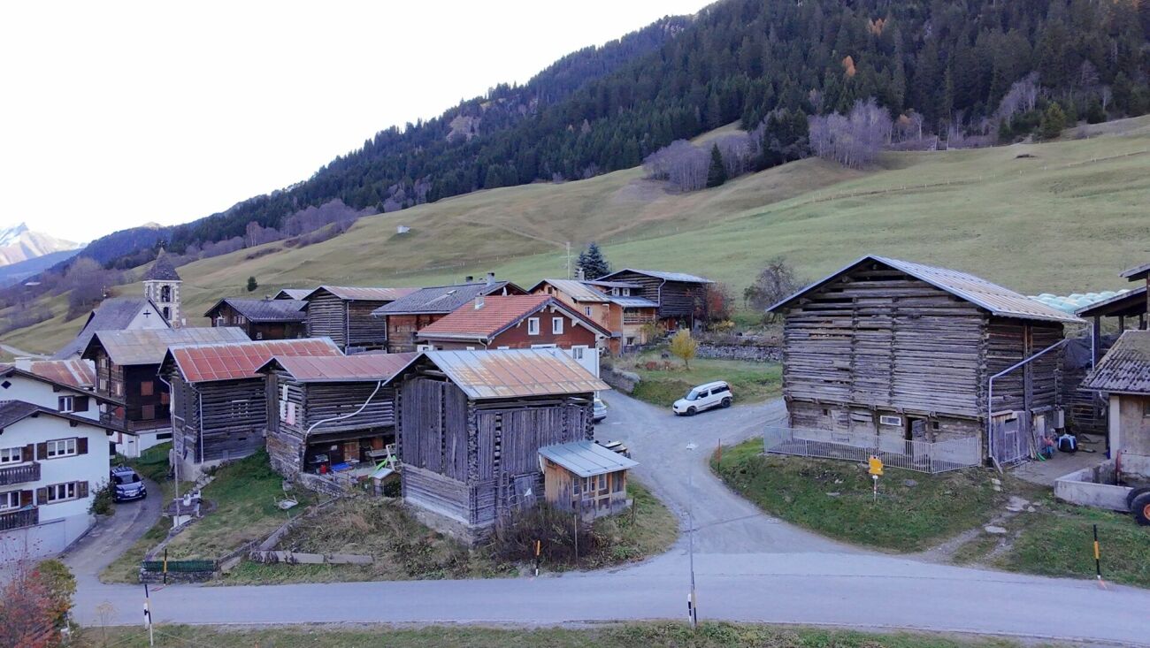 Immobilie in Uors - Idyllisches Einfamilienhaus mit zwei Ställen im Val Lumnezia (Surin) - Bild 9