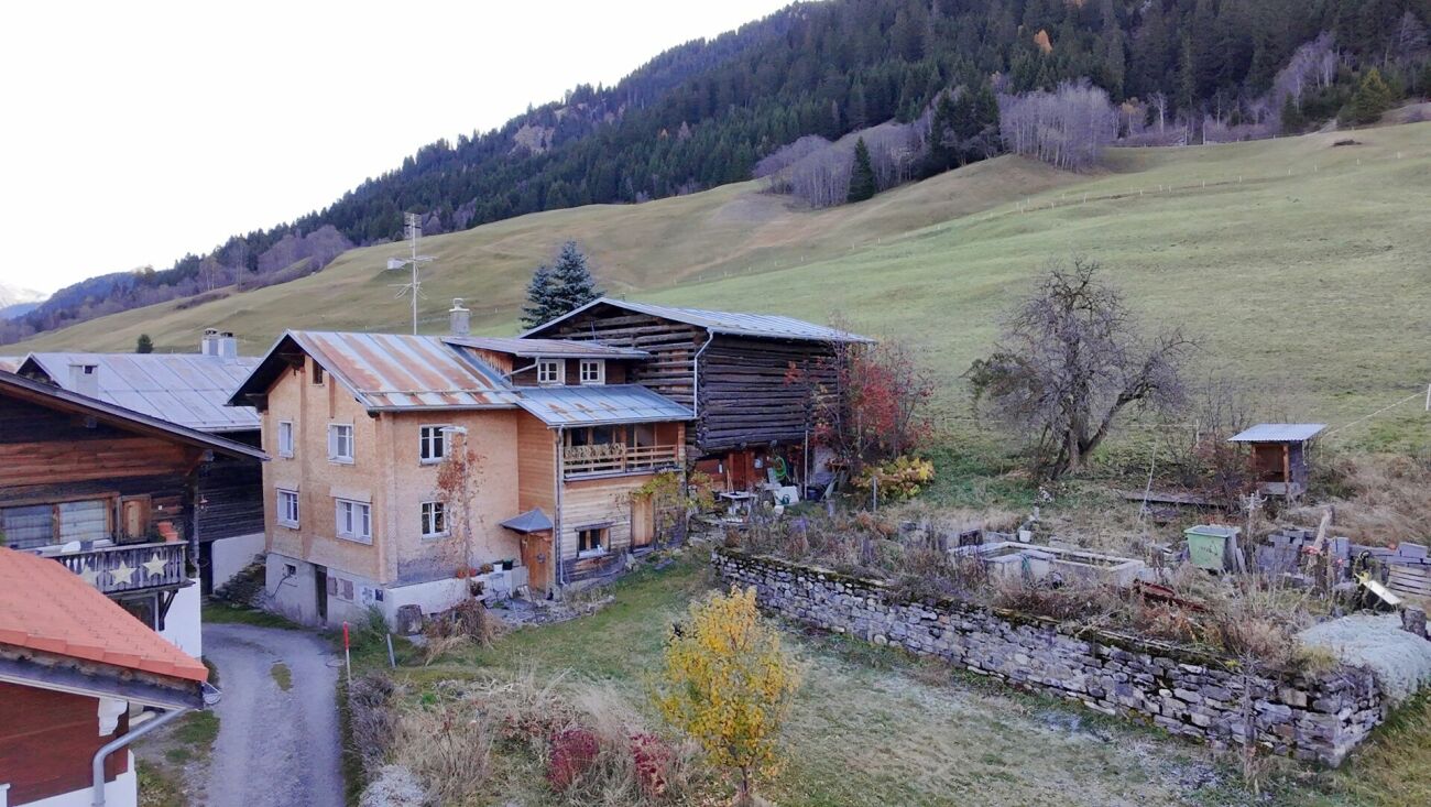 Immobilie in Uors - Idyllisches Einfamilienhaus mit zwei Ställen im Val Lumnezia (Surin) - Bild 0