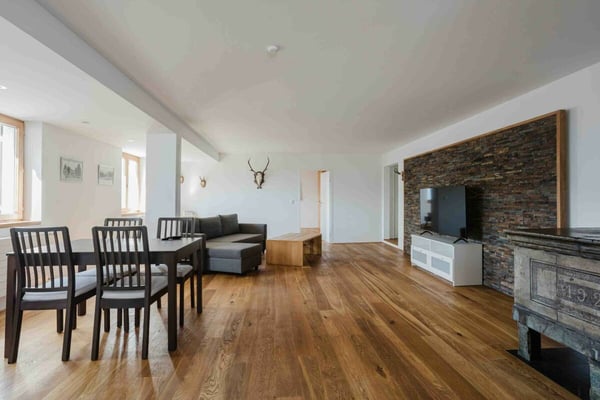 Tradition trifft Moderne - 6.5 Zi-EFH mit 3.5 Zi-Einliegerwohnung mit Bergpanorama in Ruschein 9