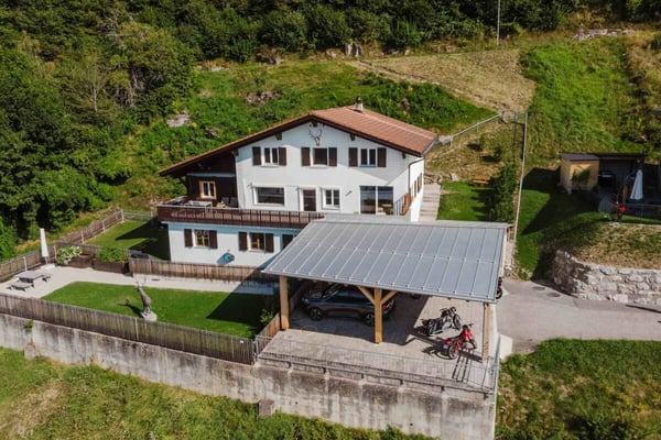 Tradition trifft Moderne - 6.5 Zi-EFH mit 3.5 Zi-Einliegerwohnung mit Bergpanorama in Ruschein 1